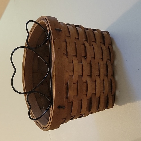 ● Vintage Wicker Basket with Hearts - Picture 2 of 8